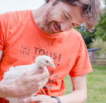 photo Sébastie avec un poulet