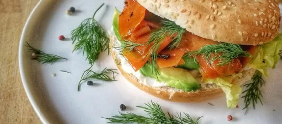 Bagel de saumon fum&eacute; vegan et d'avocat