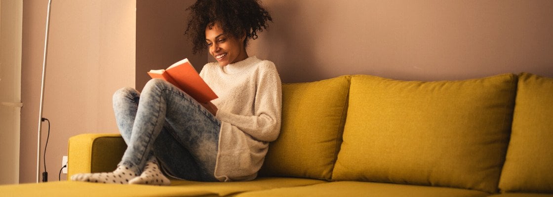 Une femme en train de lire
